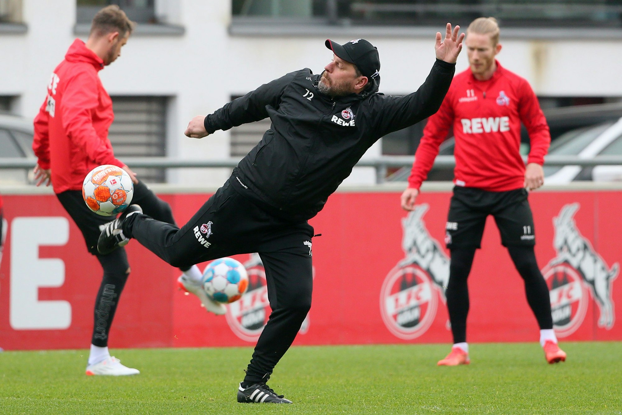 Steffen Baumgart trickst im Training des 1. FC Köln.