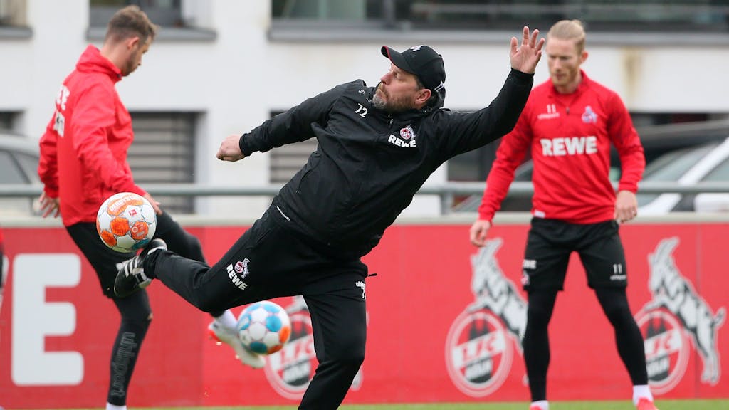 Steffen Baumgart trickst im Training des 1. FC Köln.