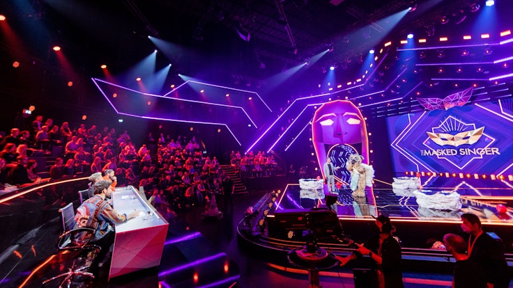 Der Mops steht in der „ProSieben“-Show „The Masked Singer“ auf der Bühne.
