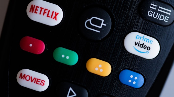 Streaming-Anbieter wie Netflix und Amazon Prime Video werden regelmäßig von vielen Menschen genutzt. Es gibt jedoch einige Tipps und Tricks, um das beste aus dem Angebot heraus zu holen. Auf dem Symbolfoto (aufgenommen am 30. September 2020) ist eine Fernbedienung mit einem Netflix und einem prime-video-Knopf zu sehen.