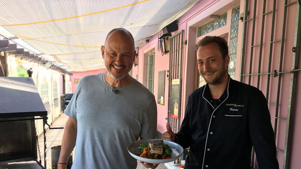 Sternekoch Frank Rosin mit Koch Kevin im Restaurants „Deutsche Scholle“ in Neuss.