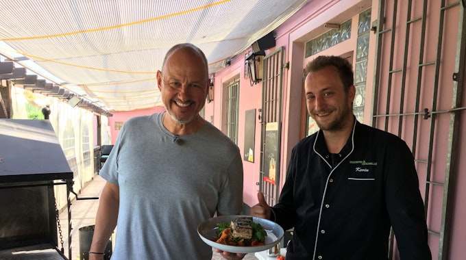 Sternekoch Frank Rosin mit Koch Kevin im Restaurants „Deutsche Scholle“ in Neuss.