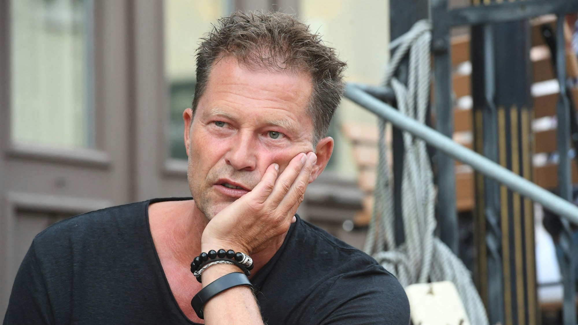 Til Schweiger, Schauspieler und Filmproduzent, sitzt auf einem Foto vom 29. August 2020 vor dem Restaurant „Fischpavillon“ auf der Insel Usedom.