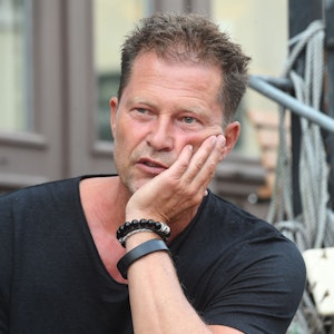 Til Schweiger, Schauspieler und Filmproduzent, sitzt auf einem Foto vom 29. August 2020 vor dem Restaurant „Fischpavillon“ auf der Insel Usedom.