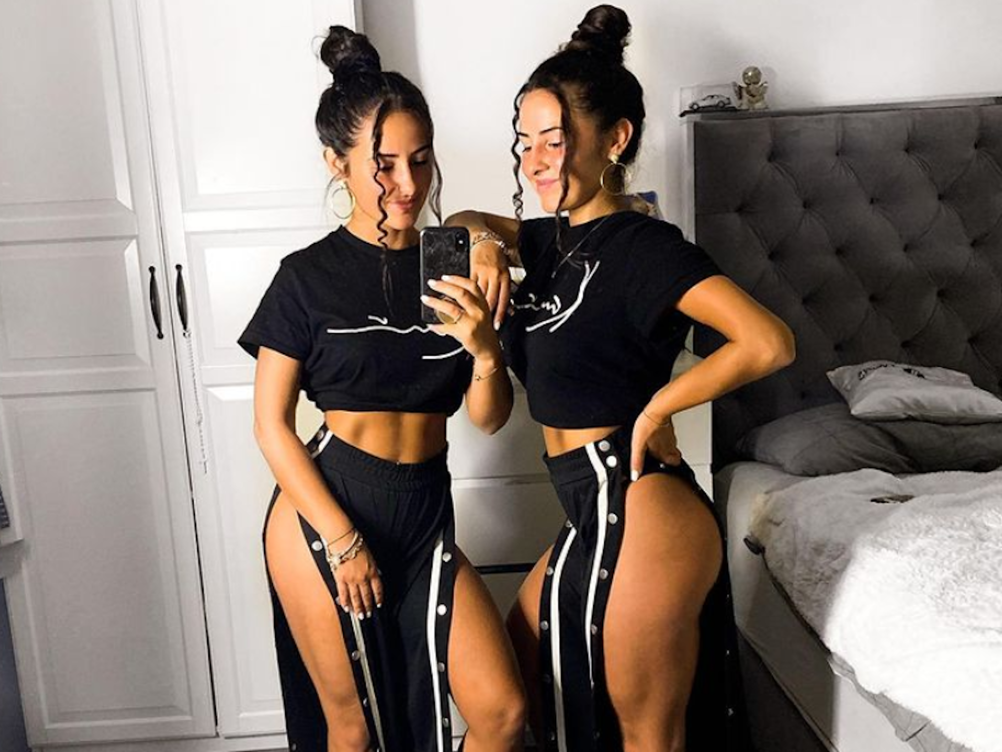 Die Jakic-Schwestern Ilona und Susanna stehen auf einem Instagram-Foto vom 20. Dezember 2021 im Partnerlook vor einem Spiegel.