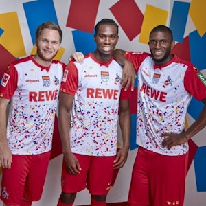 Konfetti und Fliege: Benno Schmitz, Kingsley Ehizibue und Anthony Modeste (v.l.) mit dem neuen Karnevalstrikot des 1. FC Köln.