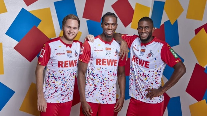 Konfetti und Fliege: Benno Schmitz, Kingsley Ehizibue und Anthony Modeste (v.l.) mit dem neuen Karnevalstrikot des 1. FC Köln.