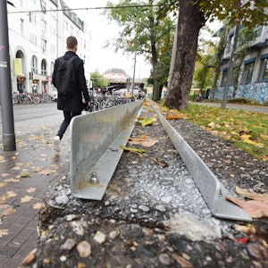 Auf einer Betonmauer an der Zülpicher Straße wurde eine Metallkonstruktion errichtet damit sich dort keine Menschen hinsetzen können.