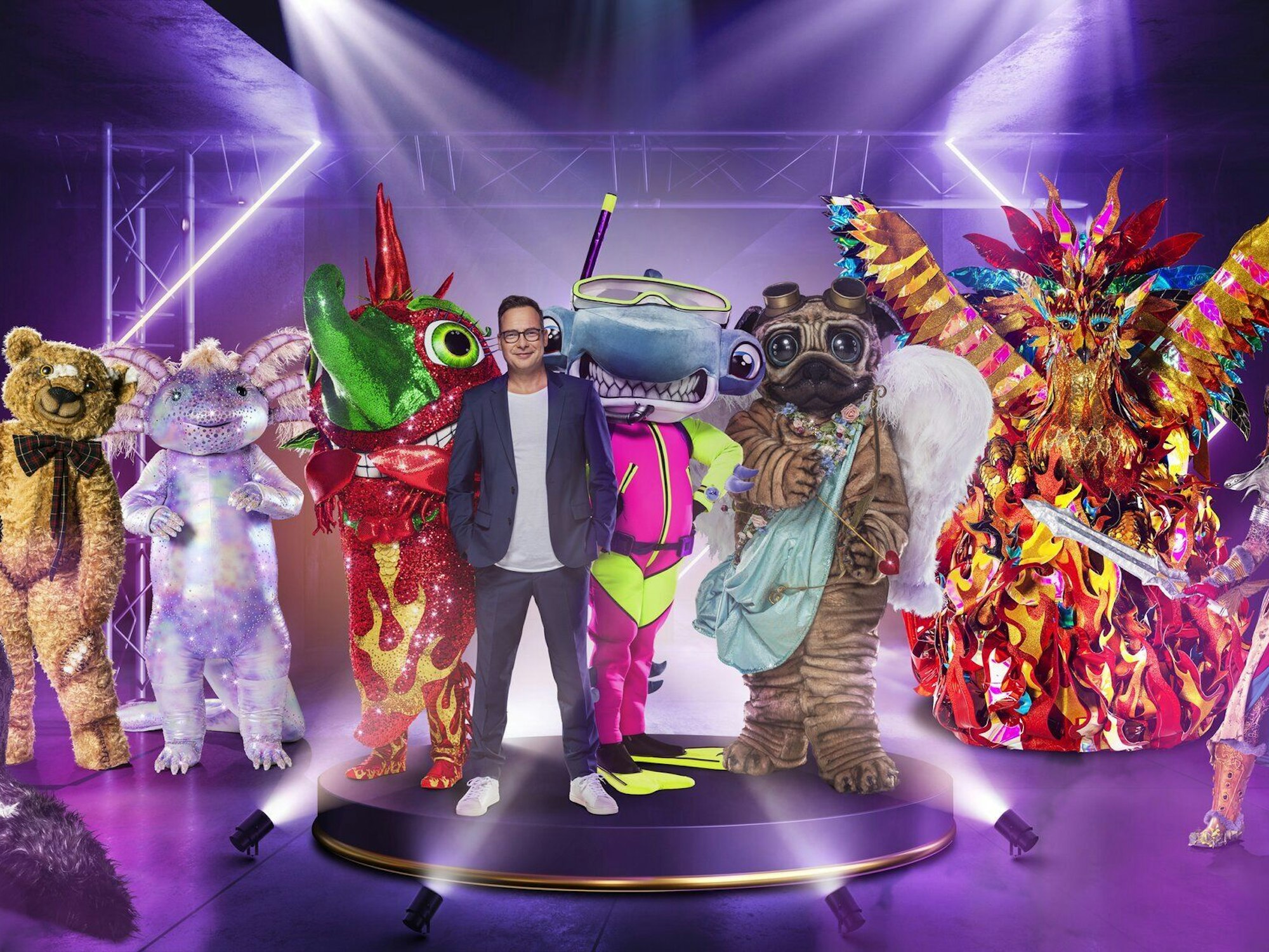 The Masked Singer startet am 16. Oktober in die neue Staffel. Auf dem Foto vom 14. Oktober 2021 sind einige der Kostüme mit Moderator Matthias Opdenhövel zu sehen.