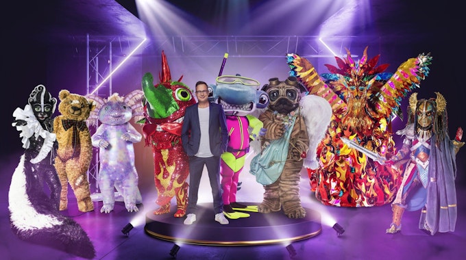 The Masked Singer startet am 16. Oktober in die neue Staffel. Auf dem Foto vom 14. Oktober 2021 sind einige der Kostüme mit Moderator Matthias Opdenhövel zu sehen.