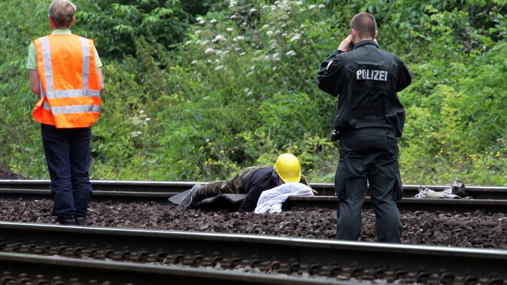 Ein Umweltaktivist hat sich am Mittwoch (08.08.2012) in Kerpen-Buir an Gleise der Kohle-Transportbahn im Braunkohletagebau Hambach gekettet.