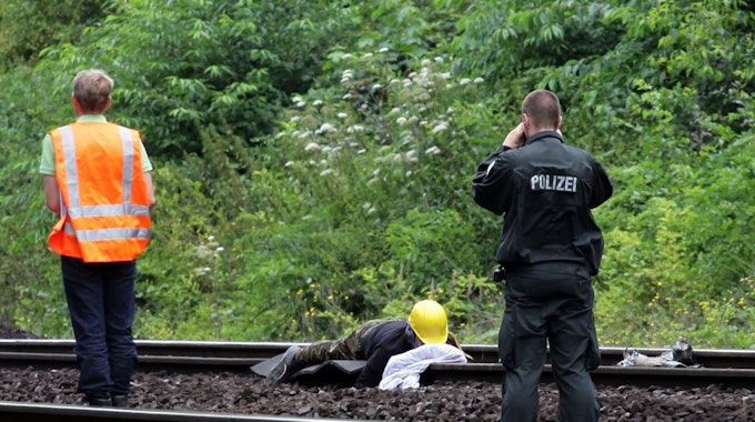 Ein Umweltaktivist hat sich am Mittwoch (08.08.2012) in Kerpen-Buir an Gleise der Kohle-Transportbahn im Braunkohletagebau Hambach gekettet.