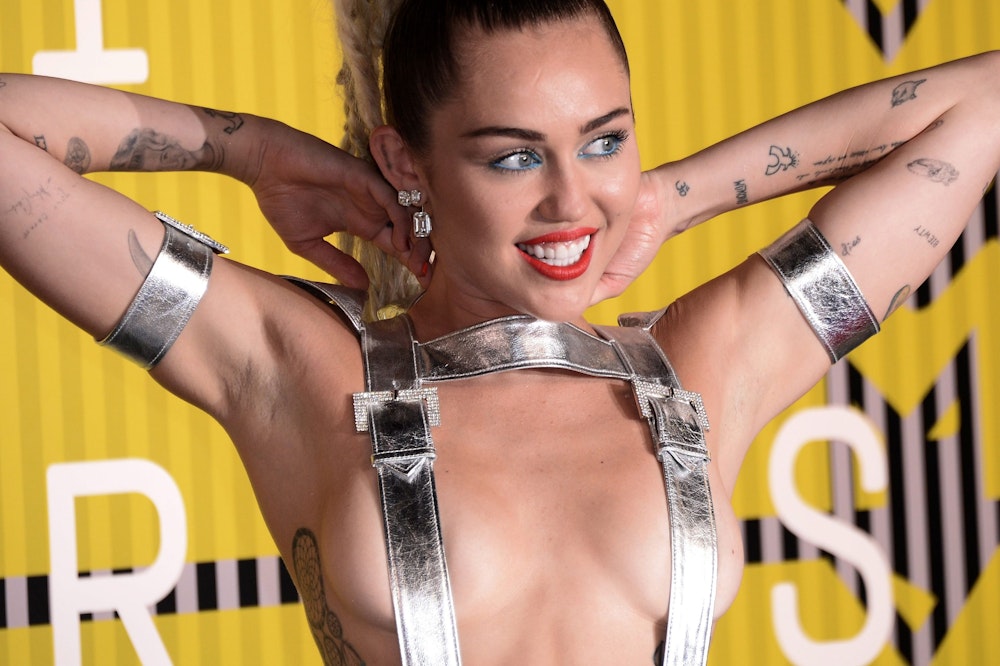 Miley Cyrus hat keine Berührungsängste: Die Sängerin hat sich der Musikerin von Måneskin intim genähert. Unser Foto zeigt Miley Cyrus im August 2015 in Los Angeles.