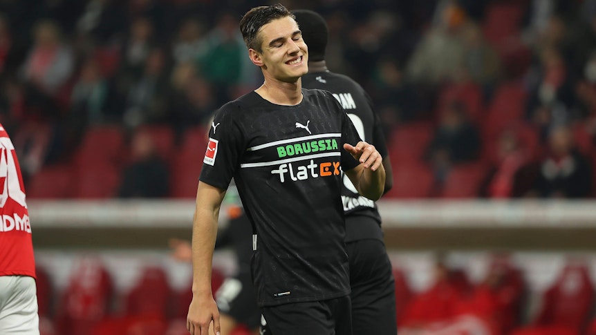 Florian Neuhaus von Borussia Mönchengladbach zeigt sich beim Auswärtsspiel in Mainz am 5. November 2021 gefrustet.