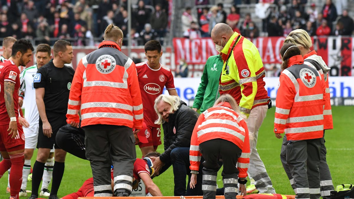  Der Mannschaftsarzt kümmert sich um den verletzten Andre Hoffmann von Fortuna Düsseldorf.