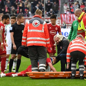 Der Mannschaftsarzt kümmert sich um den verletzten Andre Hoffmann von Fortuna Düsseldorf.