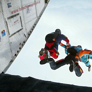 Auf unserem Symbolfoto stürzen sich Fallschirmspringer im Juli 2004 aus dem Laderaum des zweimotorigen „Pink Skyvan“-Flugzeuges.
