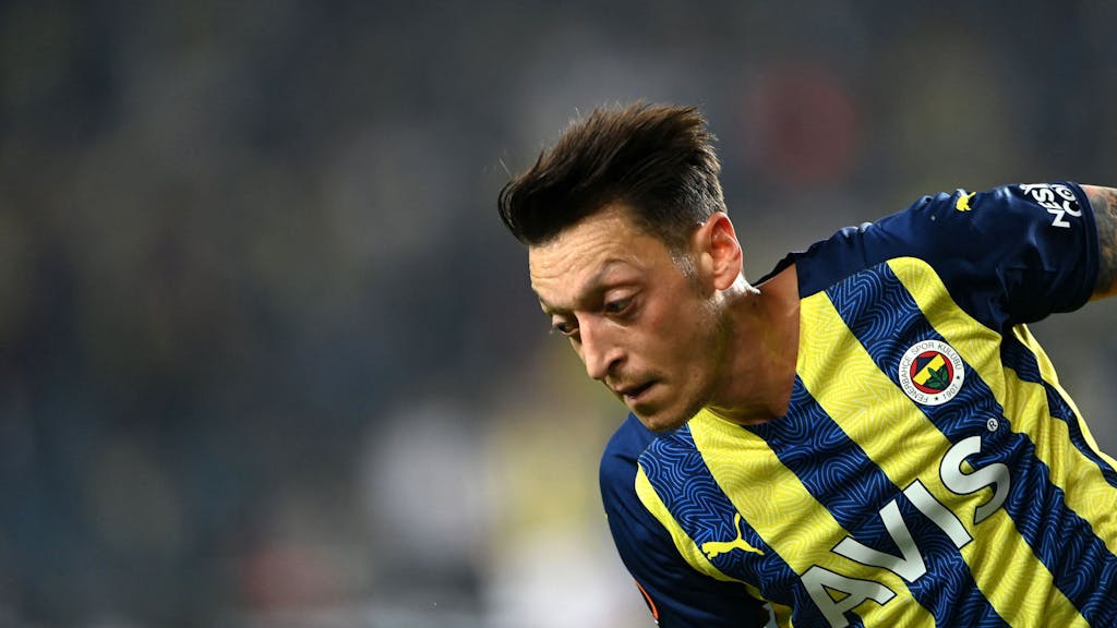 Mesut Özil (Fenerbahce Istanbul) blickt konzentriert auf den Ball.
