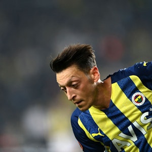 Mesut Özil (Fenerbahce Istanbul) blickt konzentriert auf den Ball.