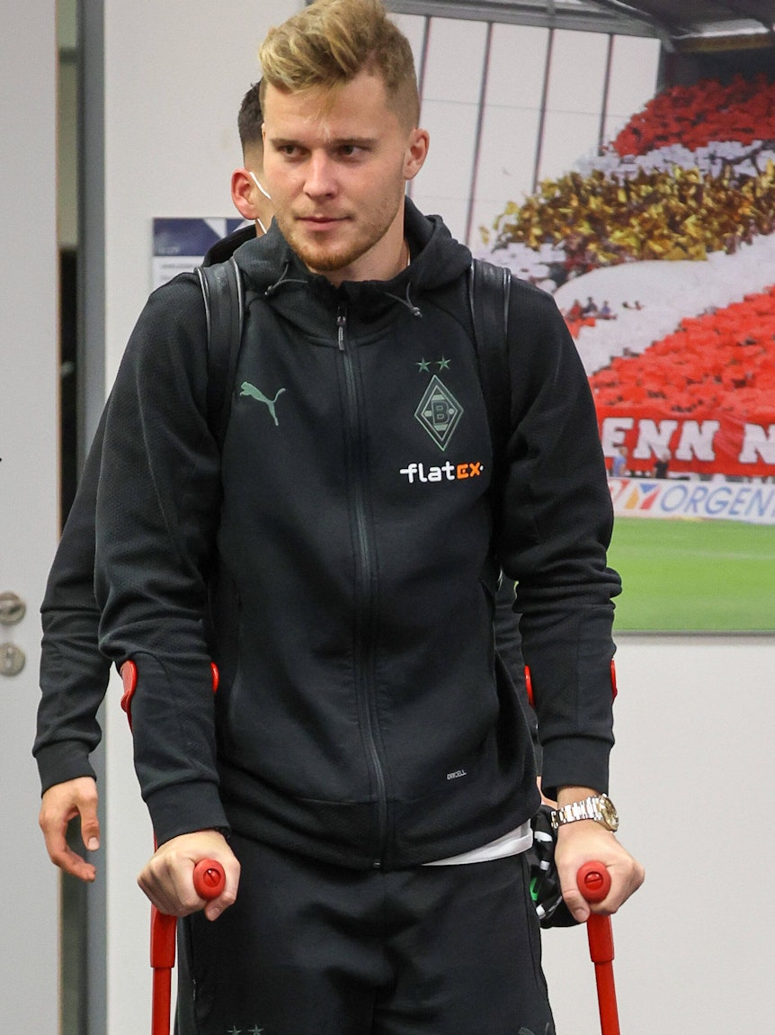 Nico Elvedi von Borussia Mönchengladbach musste am 5. November 2021 beim Auswärtsspiel in Mainz nach 30 Minuten ausgewechselt werden. Später war der Schweizer auf Krücken zu sehen.