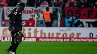 Breel Embolo von Borussia Mönchengladbach musste nach 30 Minuten beim Auswärtsspiel in Mainz am 5. November 2021 verletzt ausgewechselt werden.