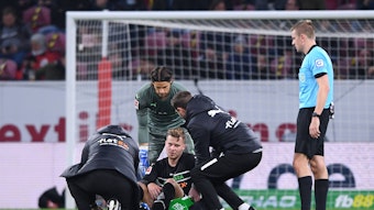 Schreckliche Szenen beim Bundesliga-Duell zwischen Mainz 05 und Borussia Mönchengladbach: VfL-Verteidiger Nico Elvedi liegt am 5. november 2021 verletzt am Boden der MEWA Arena. Nach nicht einmal 30 Minuten war für den Schweizer Schluss.