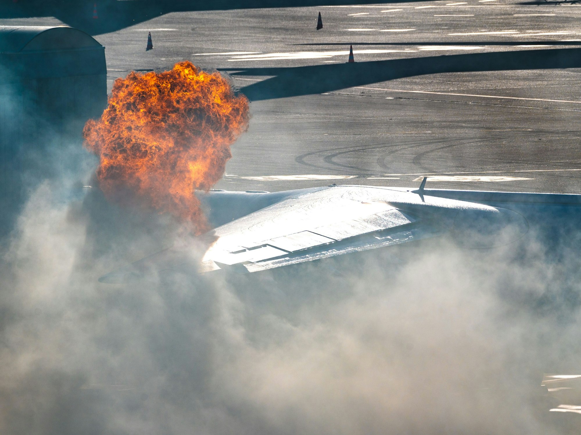 Explosion an einem Flugzeug. An einem brennenden Flugzeug führt die Feuerwehr eine ICAO-Notfallübung auf dem Flughafen Köln-Bonn durch.