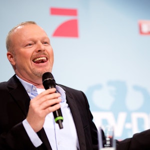 Moderator Stefan Raab lacht am 30.08.2013 in dem für das TV-Duell zwischen Bundeskanzlerin Merkel und SPD-Kanzlerkandidaten Steinbrück vorbereiteten Fernsehstudio in Berlin Adlershof.