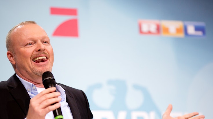 Moderator Stefan Raab lacht am 30.08.2013 in dem für das TV-Duell zwischen Bundeskanzlerin Merkel und SPD-Kanzlerkandidaten Steinbrück vorbereiteten Fernsehstudio in Berlin Adlershof.