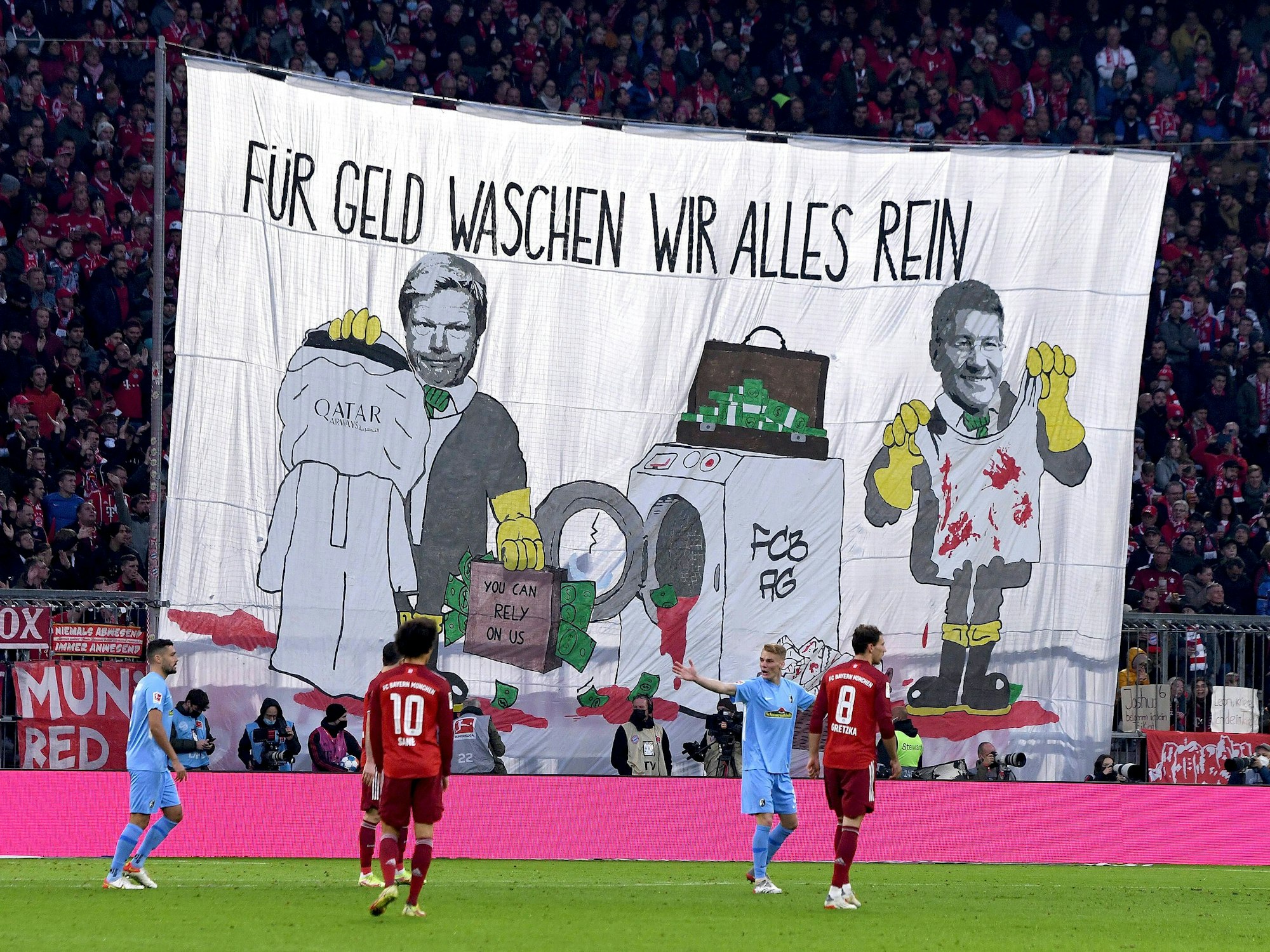 Plakat der FCB-Fans gegen Katar mit Vorstandsvorsitzendem Oliver Kahn und Präsident Herbert Hainer.