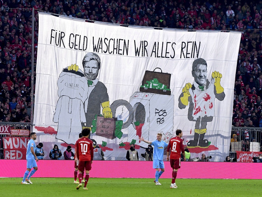 Plakat der FCB-Fans gegen Katar mit Vorstandsvorsitzendem Oliver Kahn und Präsident Herbert Hainer.