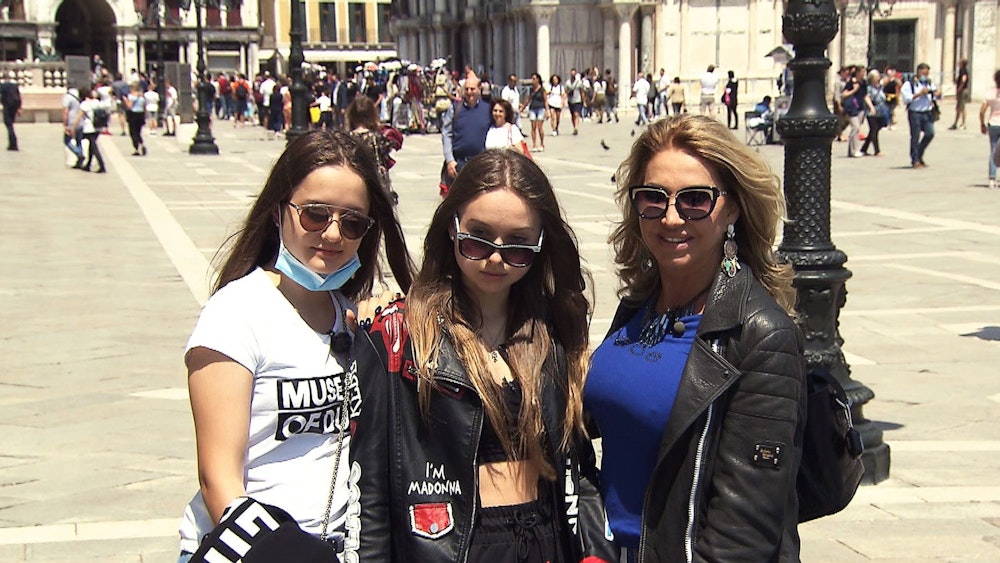 Davina (li.), Shania und Carmen Geiss (hier 2021 in Venedig): Die Töchter der Millionärin sind nun für ein Autorennen verpflichtet worden. Doch was steckt dahinter?