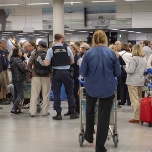 Passagiere des Kreuzfahrtschiffes „Westerdam“ kommen am Flughafen Amsterdam Schiphol an.