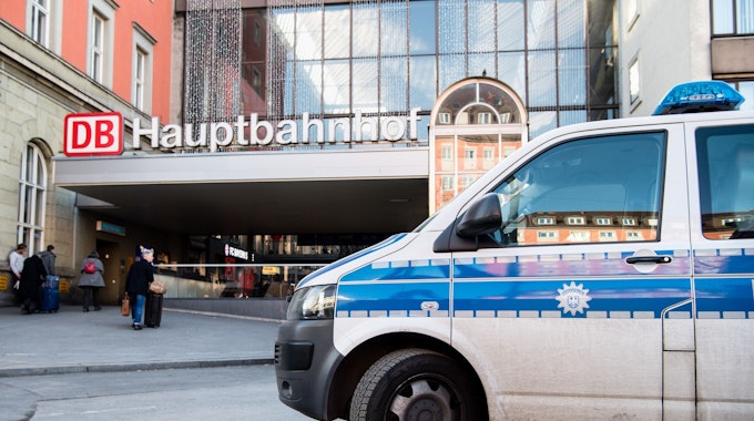 Ein Fahrzeug der Bundespolizei steht vor einem Eingang zum Hauptbahnhof in München.