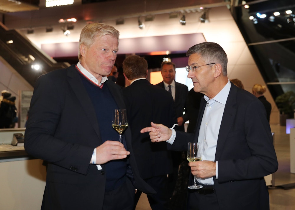 Die Bayern-Bosse Oliver Kahn und Herbert Hainer trinken ein Gläschen.