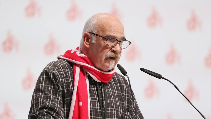 Harald Konopka spricht auf der FC-Mitgliederversammlung am 6. November 2021 in der Lanxess Arena am Rednerpult.