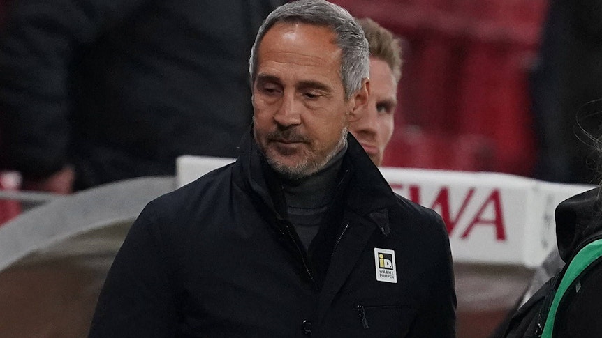 Adi Hütter, Trainer von Borussia Mönchengladbach, schaut am 5. November 2021 in Mainz nachdenklich. Der Trainer hat in seinem Team mit anhaltenden Verletzungssorgen zu kämpfen.