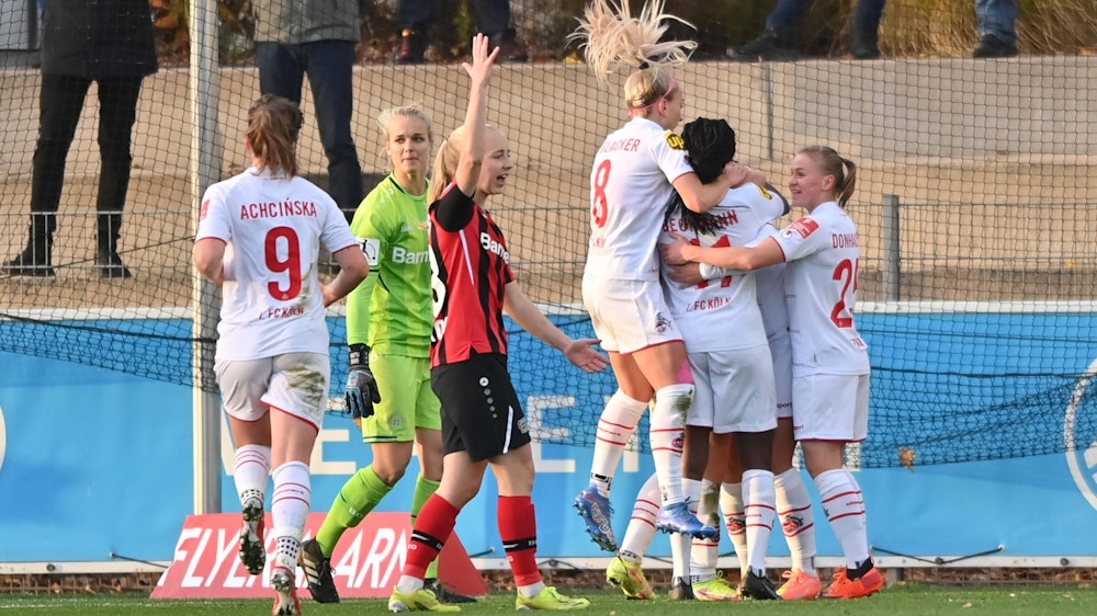 Das FC-Team jubelt, während die Leverkusenerinnen bedröppelt dreinschauen.