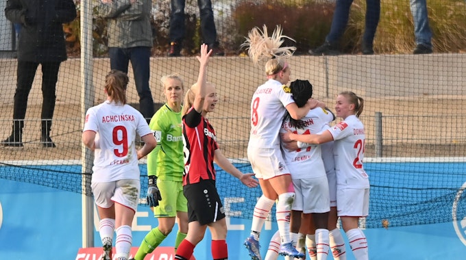 Das FC-Team jubelt, während die Leverkusenerinnen bedröppelt dreinschauen.