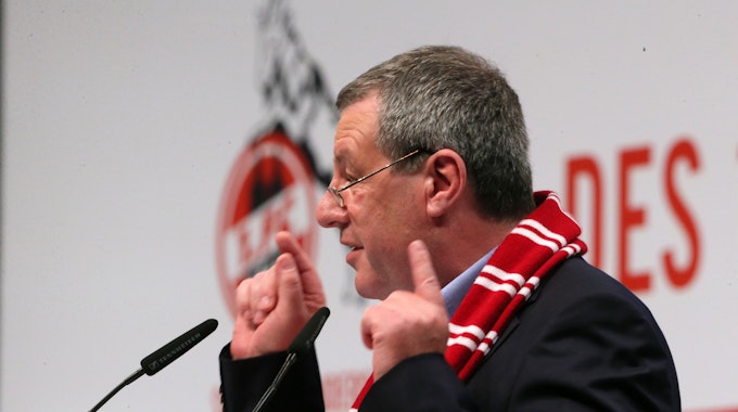 Werner Wolf spricht bei der Mitgliederversammlung des 1. FC Köln.