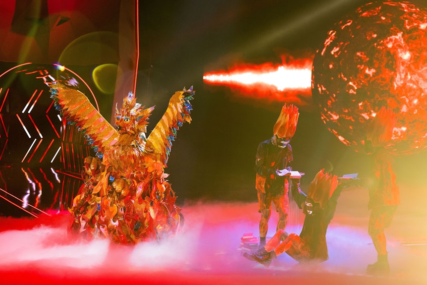 Die Figur „Der Phönix“ steht in der Prosieben-Show „The Masked Singer“ auf der Bühne.