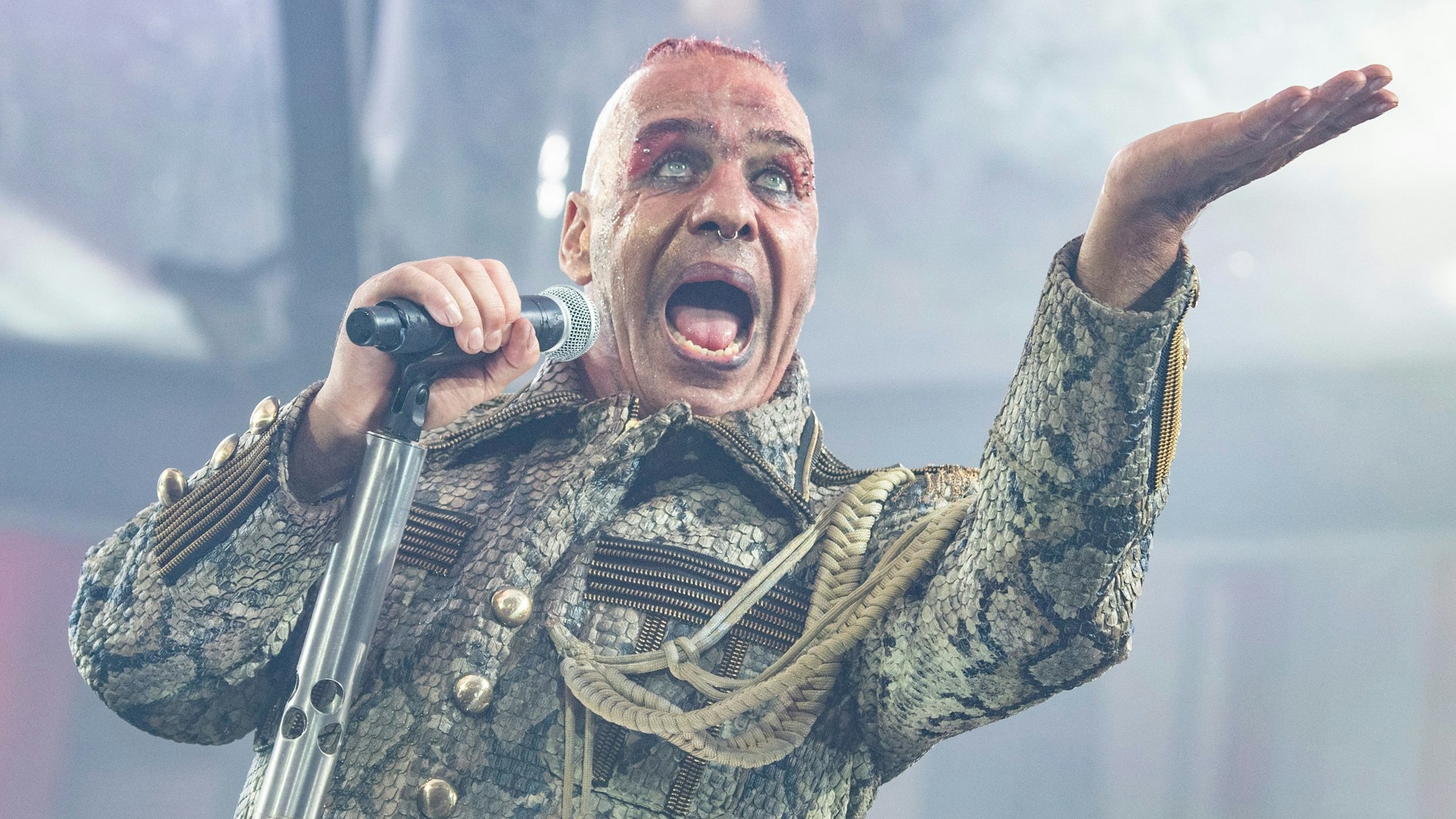 Till Lindemann, Frontsänger der deutschen Rockband Rammstein, singt in der Commerzbank-Arena. Die Band tritt hier im Rahmen ihrer „Europe Stadion Tour 2019“ auf