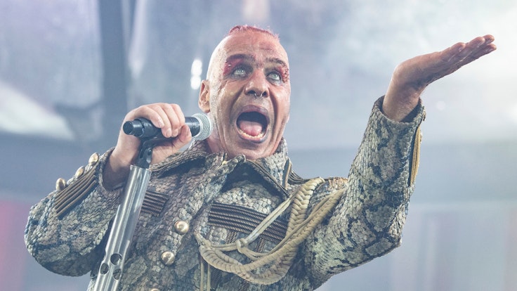 Till Lindemann, Frontsänger der deutschen Rockband Rammstein, singt in der Commerzbank-Arena. Die Band tritt hier im Rahmen ihrer „Europe Stadion Tour 2019“ auf