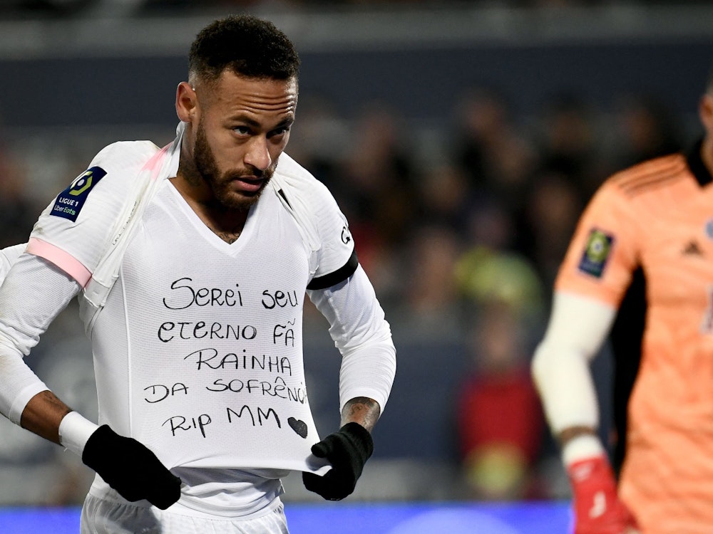 Neymar von Paris Saint-Germain zeigt eine Botschaft auf seinem Shirt nach seinem ersten Tor.