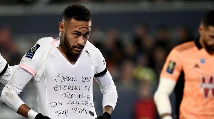 Neymar von Paris Saint-Germain zeigt eine Botschaft auf seinem Shirt nach seinem ersten Tor.
