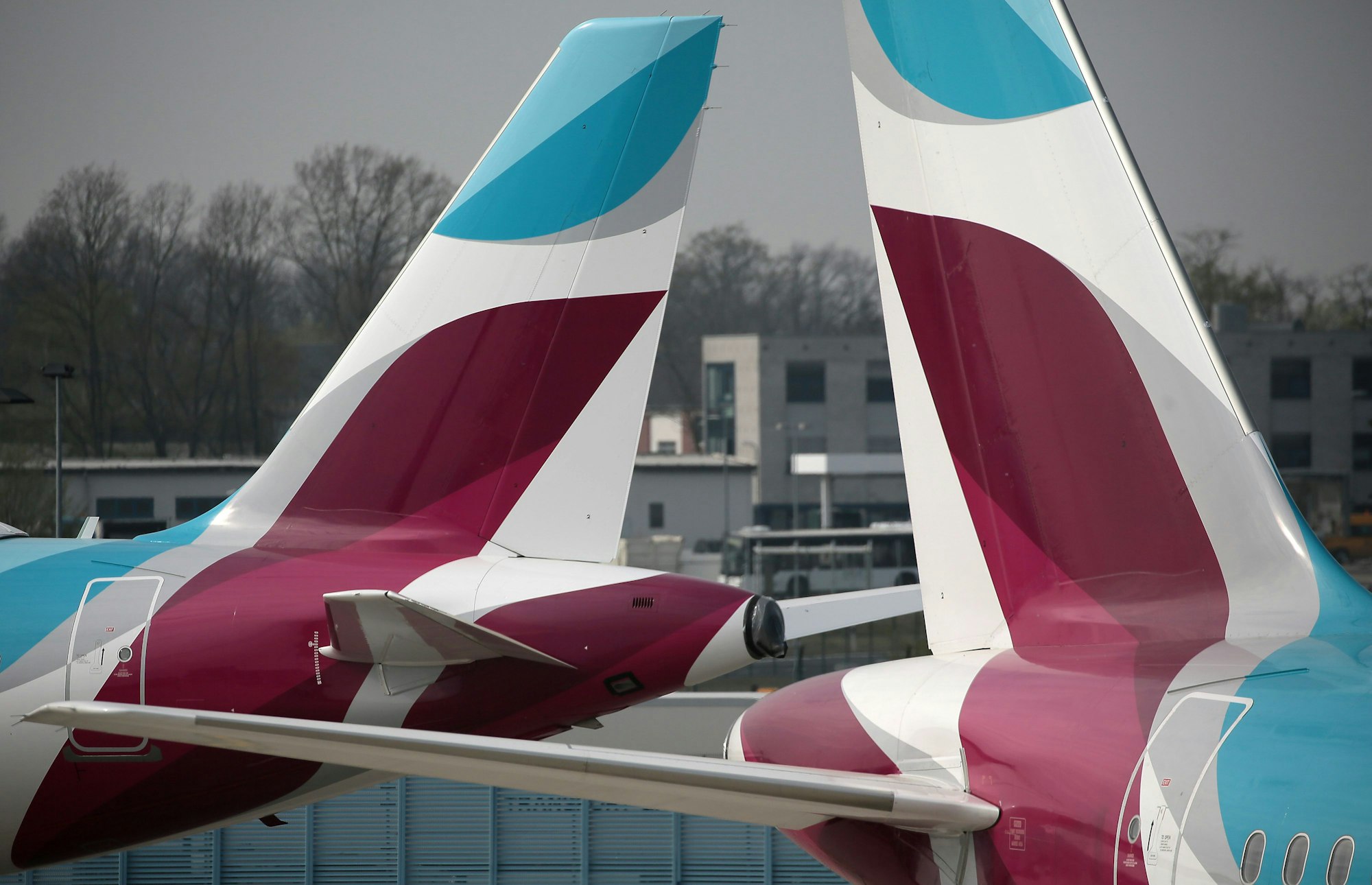 Zwei Maschinen der Fluggesellschaft Eurowings stehen am Flughafen Köln Bonn auf dem Vorfeld.
