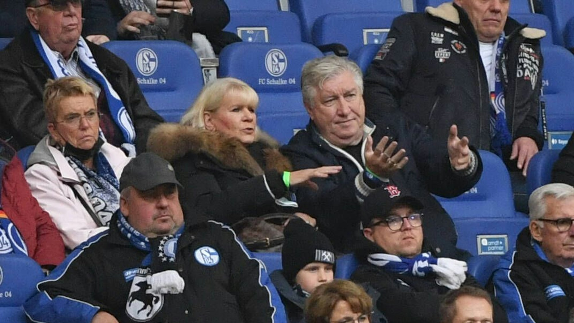 Dieter Schatzschneider schaut das Schalke-Spiel gegen Darmstadt.