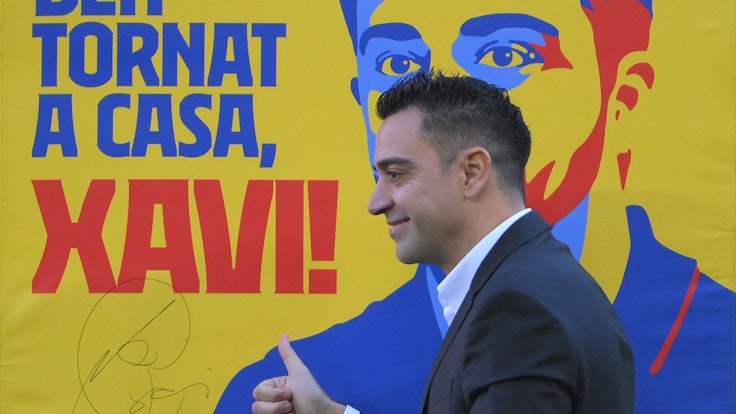 Xavi reckt bei seiner Vorstellung beim FC Barcelona den Daumen nach oben.