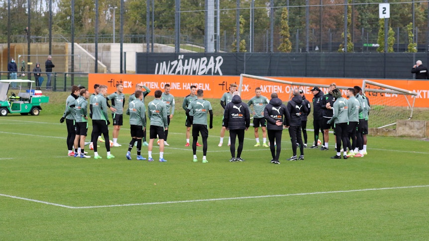 Das Team von Borussia Mönchengladbach versammelt sich beim Training am 20. Oktober 2021 im Borussia-Park zu einer Besprechung im Kreis.