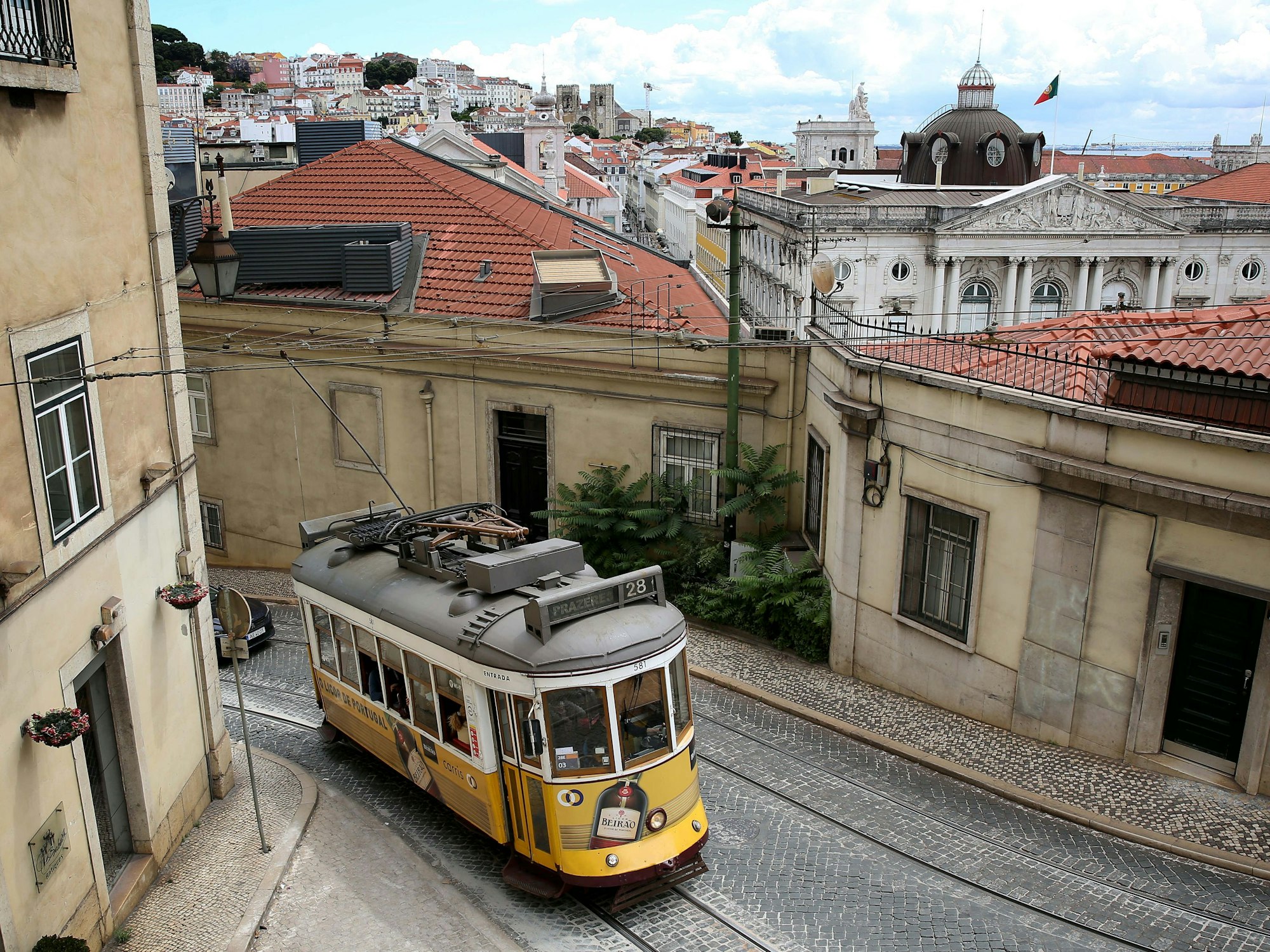 Eine Straßenbahn ist auf einer Straße in der Innenstadt zu sehen.